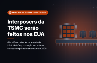 Ilustração gerada por computador (imagem ilustrativa, sem valor documental): processador e duas pilhas de memória estilizados sobre uma base de silício comum com contornos laranja, em fundo escuro. À esquerda, selo laranja com ícone de chip e o texto 'Hardware e Semicondutores', o título 'Interposers da TSMC serão feitos nos EUA' e a frase 'GlobalFoundries fecha acordo de US$ 2 bilhões; produção em volume começa no primeiro semestre de 2028.'