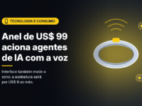 Ilustração gerada por computador (imagem ilustrativa, sem valor documental): anel metálico prateado com um pequeno detalhe amarelo, arcos de ondas de voz acima dele e três balões abstratos de tarefa, sem marcas, sobre fundo escuro com grade sutil. À esquerda, selo amarelo com ícone de dispositivo e o texto 'Tecnologia e Consumo' em preto, o título 'Anel de US$ 99 aciona agentes de IA com a voz' e a frase 'Interface também mede o sono; a assinatura sairá por US$ 9 ao mês.'