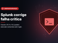Ilustração gerada por computador (imagem ilustrativa, sem valor documental): escudo vermelho com símbolo de terminal sobre rede de pontos em fundo escuro, ao lado do selo Cibersegurança, do título 'Splunk corrige falha crítica' e da frase 'Clusters 10.4 e 10.2 podem executar comandos sem login.'