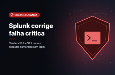 Ilustração gerada por computador (imagem ilustrativa, sem valor documental): escudo vermelho com símbolo de terminal sobre rede de pontos em fundo escuro, ao lado do selo Cibersegurança, do título 'Splunk corrige falha crítica' e da frase 'Clusters 10.4 e 10.2 podem executar comandos sem login.'