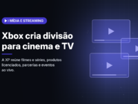 Ilustração gerada por computador (imagem ilustrativa, sem valor documental): em fundo escuro com brilho índigo, três telas abstratas com o símbolo de reprodução e barras de progresso. À esquerda, selo índigo com símbolo de reprodução e sinal e o texto 'Mídia e Streaming', o título 'Xbox cria divisão para cinema e TV' e a frase 'A XP reúne filmes e séries, produtos licenciados, parcerias e eventos ao vivo.'