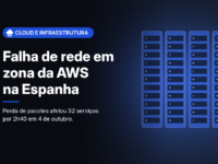 Ilustração gerada por computador (imagem ilustrativa, sem valor documental): em fundo escuro com brilho azul, quatro racks de servidores estilizados com pequenas luzes de intensidades diferentes. À esquerda, selo azul com símbolo de nuvem e o texto 'Cloud e Infraestrutura', o título 'Falha de rede em zona da AWS na Espanha' e a frase 'Perda de pacotes afetou 32 serviços por 2h40 em 4 de outubro.'
