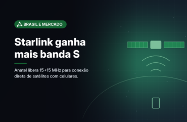 Ilustração gerada por computador (imagem ilustrativa, sem valor documental): em fundo escuro com brilho verde, um satélite estilizado emitindo arcos de sinal em direção a um celular, sobre a curva da Terra. À esquerda, selo verde-escuro com símbolo de conexões e o texto 'Brasil e Mercado', o título 'Starlink ganha mais banda S' e a frase 'Anatel libera 15+15 MHz para conexão direta de satélites com celulares.'
