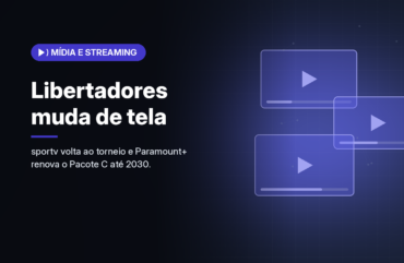 Ilustração gerada por computador (imagem ilustrativa, sem valor documental): em fundo escuro com brilho índigo, telas abstratas com o símbolo de reprodução. À esquerda, selo índigo com símbolo de reprodução e sinal e o texto 'Mídia e Streaming', o título 'Libertadores muda de tela' e a frase 'sportv volta ao torneio e Paramount+ renova o Pacote C até 2030.'
