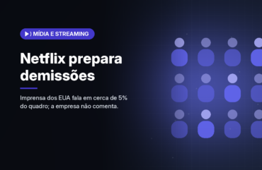 Ilustração gerada por computador (imagem ilustrativa, sem valor documental): em fundo escuro com brilho índigo, silhuetas abstratas de pessoas em grade, com tons diferentes. À esquerda, selo índigo com símbolo de reprodução e sinal e o texto 'Mídia e Streaming', o título 'Netflix prepara demissões' e a frase 'Imprensa dos EUA fala em cerca de 5% do quadro; a empresa não comenta.'