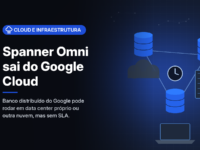 Ilustração gerada por computador (imagem ilustrativa, sem valor documental): três blocos de banco de dados em formato de cilindro, em azul, distribuídos sobre uma base de nuvem, um rack local e um notebook, ligados por linhas e por um pequeno relógio estilizado ao centro, em fundo escuro. À esquerda, selo azul com ícone de nuvem e servidores e o texto 'Cloud e Infraestrutura', o título 'Spanner Omni sai do Google Cloud' e a frase 'Banco distribuído do Google pode rodar em data center próprio ou outra nuvem, mas sem SLA.'